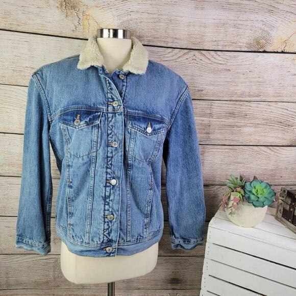 Old Navy Women's Blue Sherpa Lined Collar Button-up Denim Jacket‎ Size Medium - Picture 1 of 8